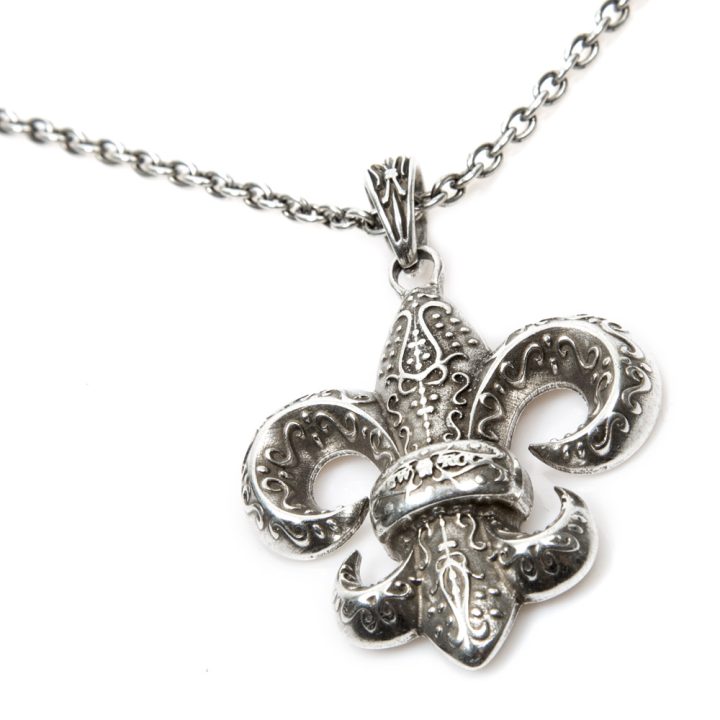 M-AD2430-S1 LIS FLOWER NECKLACE WITH CHAIN, PLATA OXIDA – Image 3
